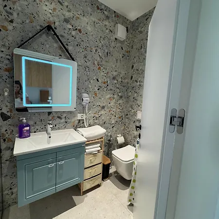 Golden Tower Apartment *